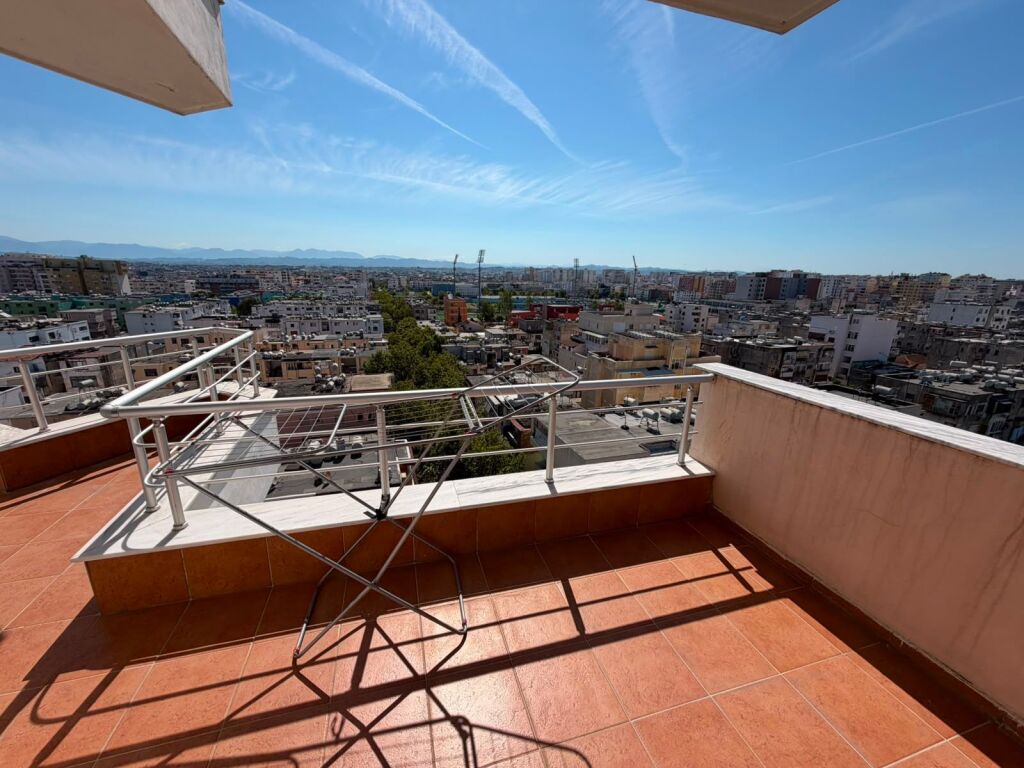 Shitet Apartament 2+1+2, afer Spitalit, Durres!