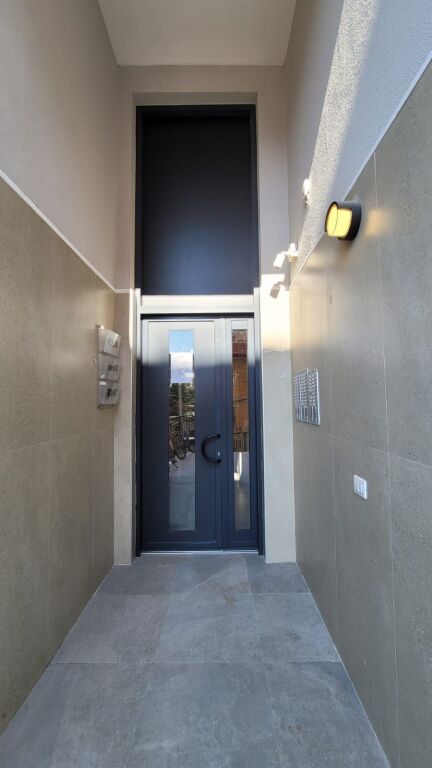 In Affitto - 3 Ambienti Lavoro 2wc &amp; 1Balcone || 8° Piano || (📍Porcelan - Complesso ASL, Edificio 1), con vista fantastica || 105 m² Prezzo: 58.000 Leke/Mese
