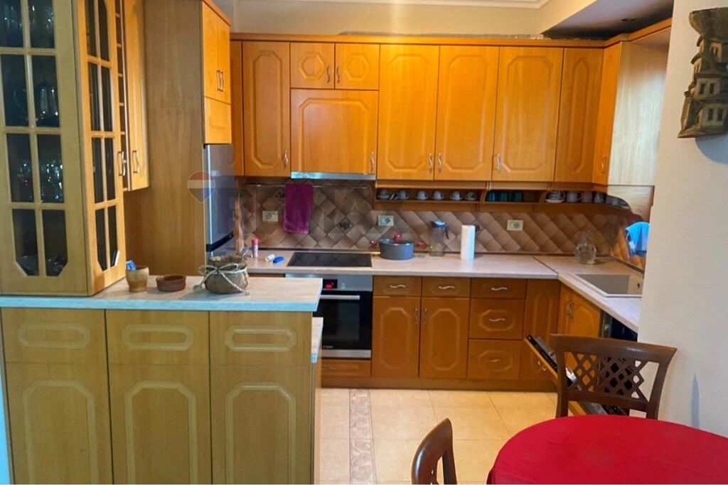 Apartament 2+1 per qera tek Rruga e Barrikadave