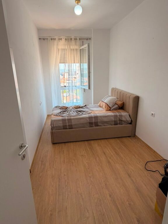 Appartamento 3+1+2 in vendita in Via 5 Maji, vicino alla Scuola Tirana Jone .
