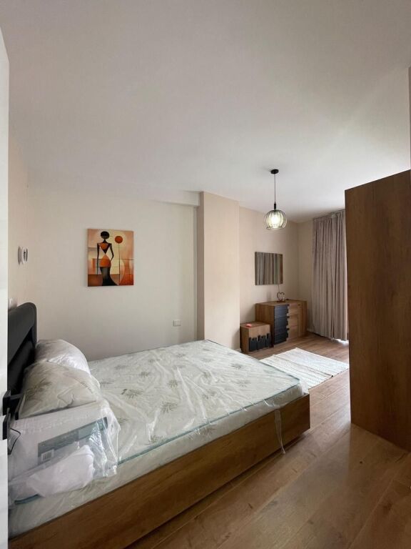 Apartament 2+1 per qira tek Rruga e Barrikadave.