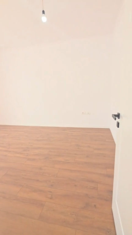APPARTAMENTO 1+1 IN VENDITA – VIA THANAS ZIKO, VICINO ALLA SCUOLA ROSSA 🏡  ✨ Opportunità ideale per vivere o investire in una delle zone più richieste di Tirana!  📍 Posizione premium – Via Thanas Ziko, vicino alla Scuola Rossa !