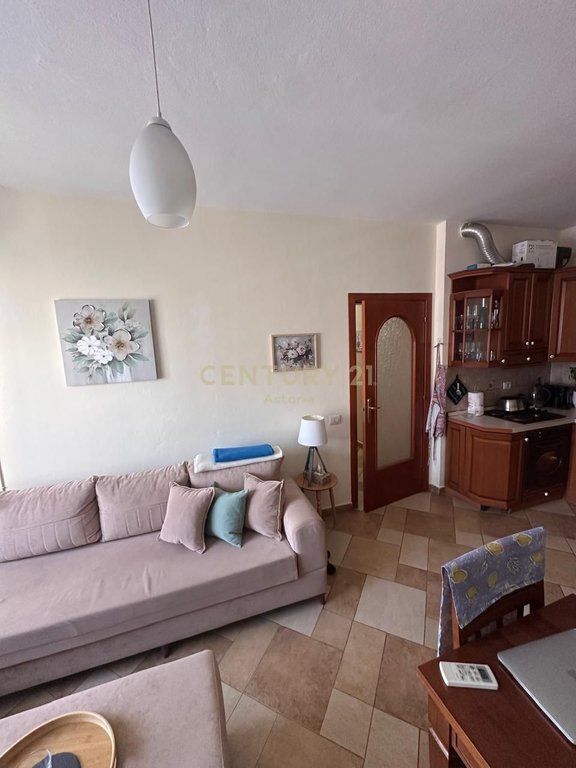 Alla Stazione Ferroviaria, Appartamento in Affitto – Balcone con Vista Panoramica sulla Città | Posizione Eccellente a Tirana