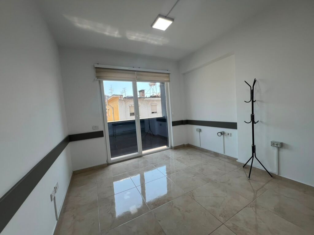 Locale Ufficio in Affitto in Via Durrës
