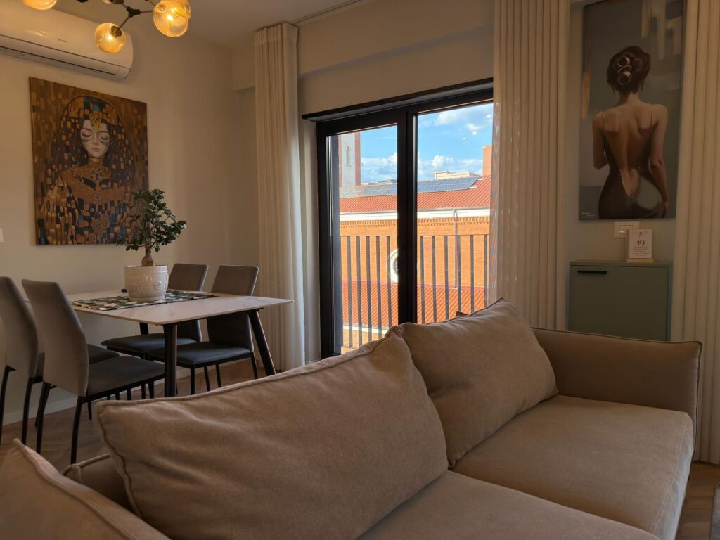 Shitet apartament 1+1 tek Rruga e Kavajes , prane Kishes Katolike , 21 Dhjetori .