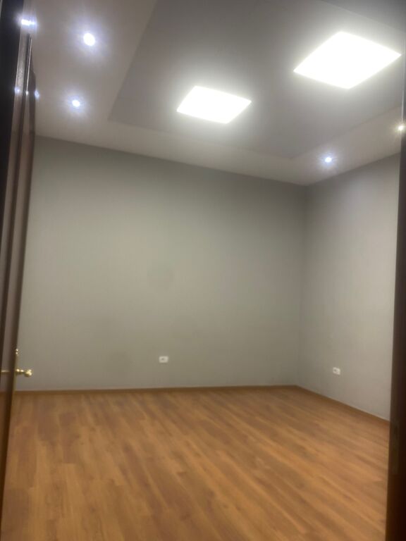 Office for rent in Bllok !