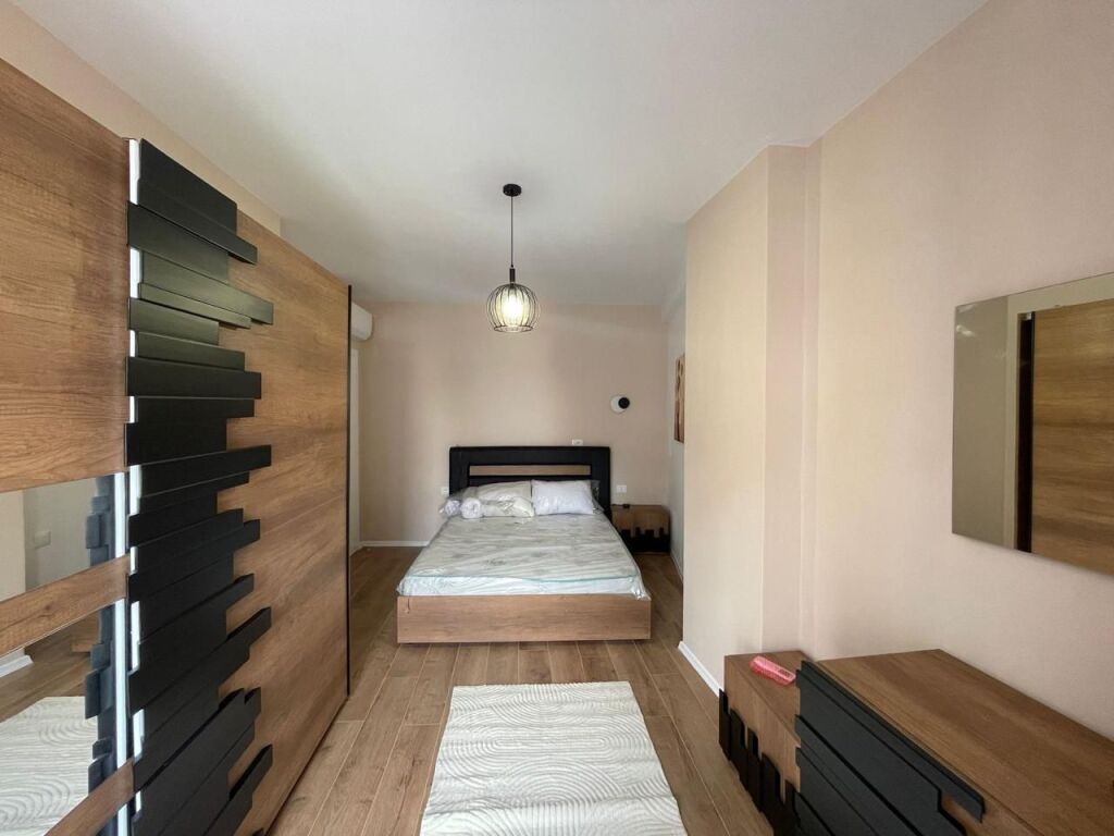 Apartament 2+1 per qira tek Rruga e Barrikadave.