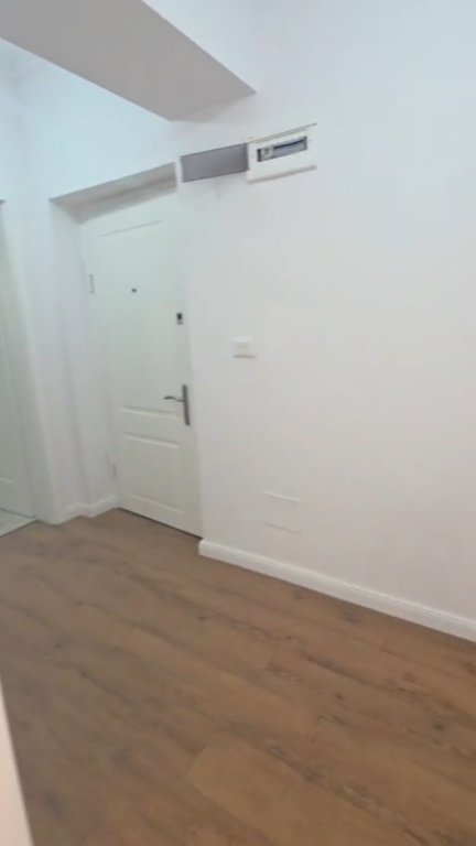 APPARTAMENTO 1+1 IN VENDITA – VIA THANAS ZIKO, VICINO ALLA SCUOLA ROSSA 🏡  ✨ Opportunità ideale per vivere o investire in una delle zone più richieste di Tirana!  📍 Posizione premium – Via Thanas Ziko, vicino alla Scuola Rossa !