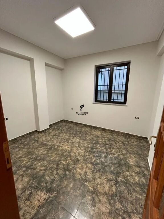 OFFICE FOR RENT 120 M2 NEW MARKET 100,000 LEKE FH-83620