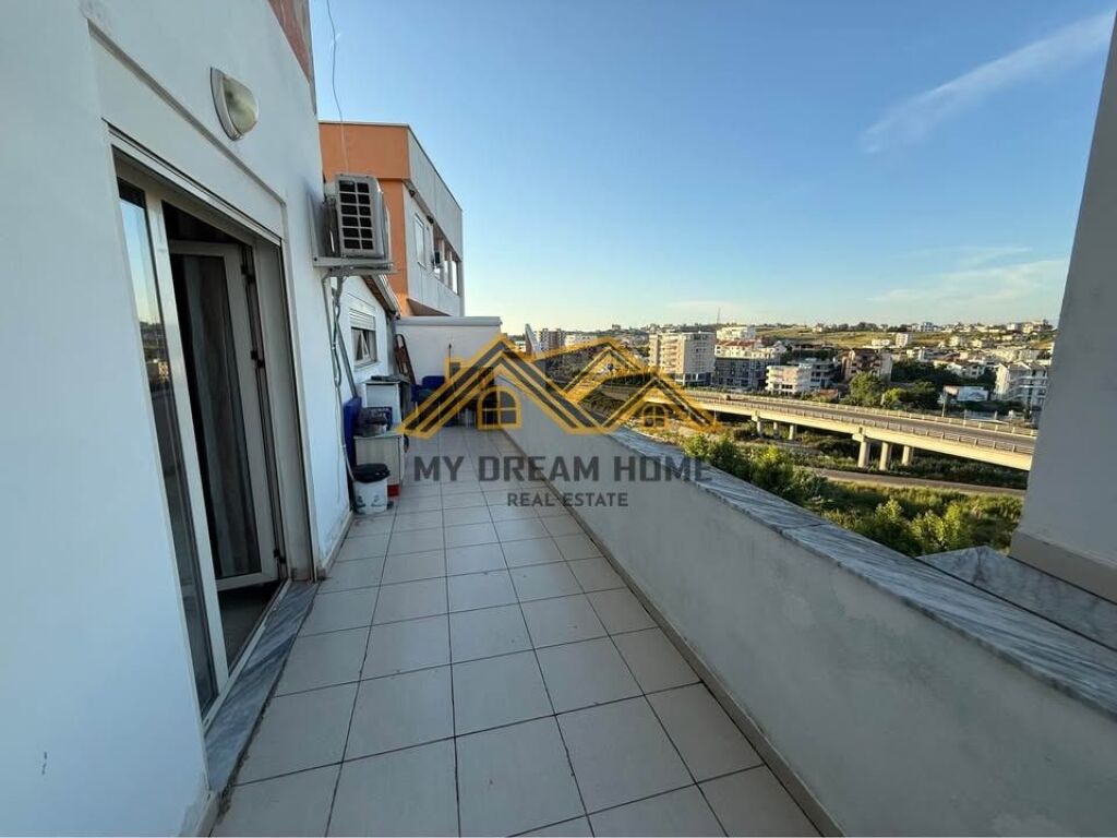 APARTAMENT 3+1+VERANDE ME PAMJE DETI NE PLAZH, PER SHITJE !