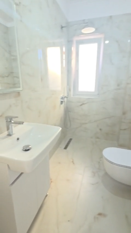 APPARTAMENTO 1+1 IN VENDITA – VIA THANAS ZIKO, VICINO ALLA SCUOLA ROSSA 🏡  ✨ Opportunità ideale per vivere o investire in una delle zone più richieste di Tirana!  📍 Posizione premium – Via Thanas Ziko, vicino alla Scuola Rossa !