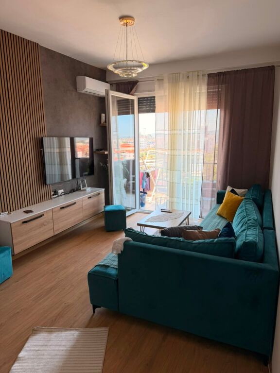 Appartamento 3+1+2 in vendita in Via 5 Maji, vicino alla Scuola Tirana Jone .