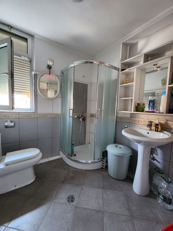 Shitet apartament 2+1 prane Gjimnazit Partizani!