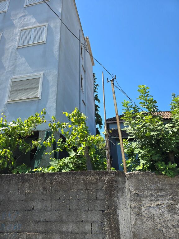 SHITET NDERTESA 4 KATESHE NË ZONEN PRANË UNIVERSITETIT BUJQËSOR,TIRANË.