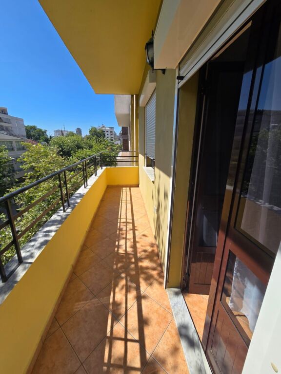Apartament me qera 1+1 në qendër të Durrësit – Pranë Sheshit Pranvera