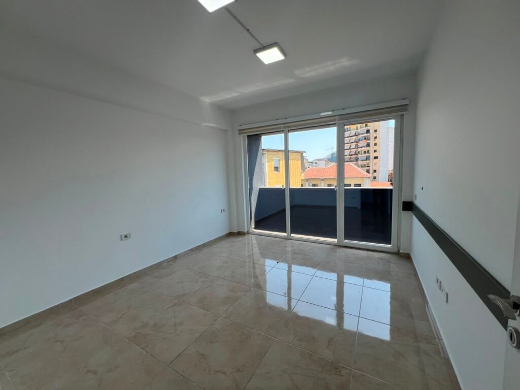 Locale Ufficio in Affitto in Via Durrës