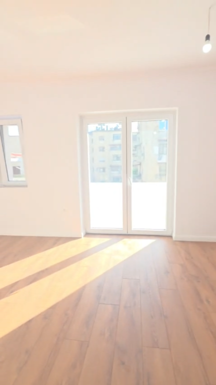 APPARTAMENTO 1+1 IN VENDITA – VIA THANAS ZIKO, VICINO ALLA SCUOLA ROSSA 🏡  ✨ Opportunità ideale per vivere o investire in una delle zone più richieste di Tirana!  📍 Posizione premium – Via Thanas Ziko, vicino alla Scuola Rossa !
