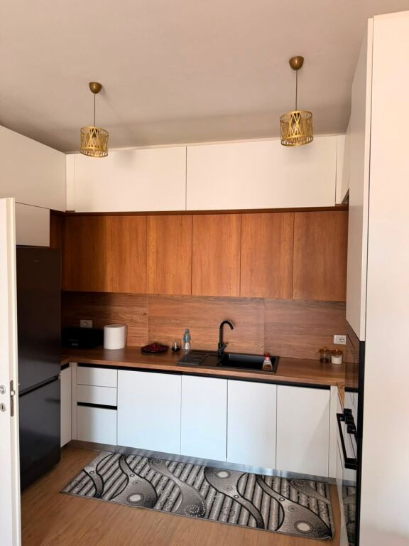 Appartamento 3+1+2 in vendita in Via 5 Maji, vicino alla Scuola Tirana Jone .