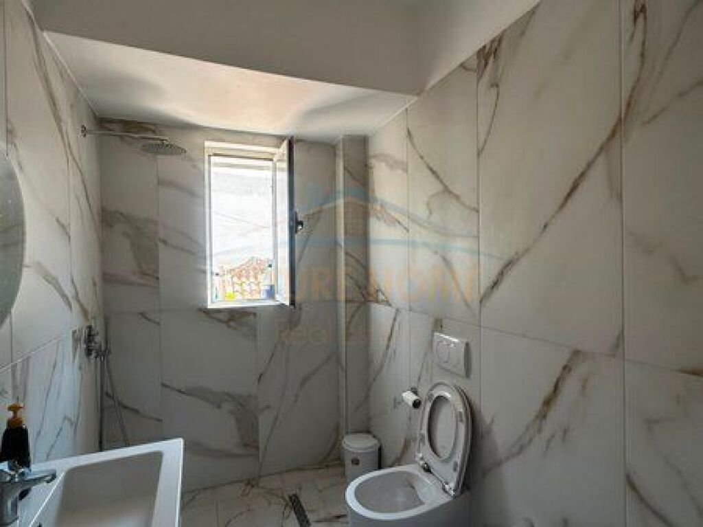 Qera, Ambient Biznesi, Muzeu i Dëshmorëve, Durrës