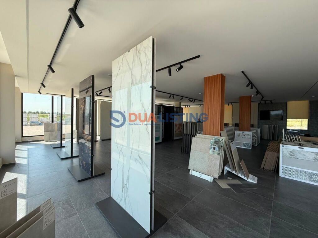 🏢 BUSINESS PROPERTY FOR SALE – SUPER INVESTMENT IN BERXULLË 📍 Berxullë – Rinas Highway 1,250 m² business property | 3,600 m² land | Direct access to the highway
