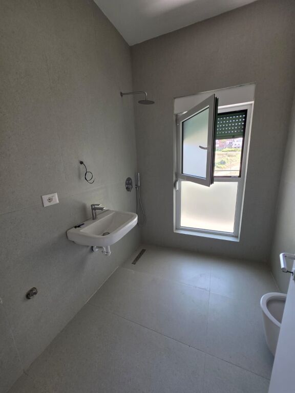 Appartamento 1+1 in Vendita in Via Ali Demi, Tirana