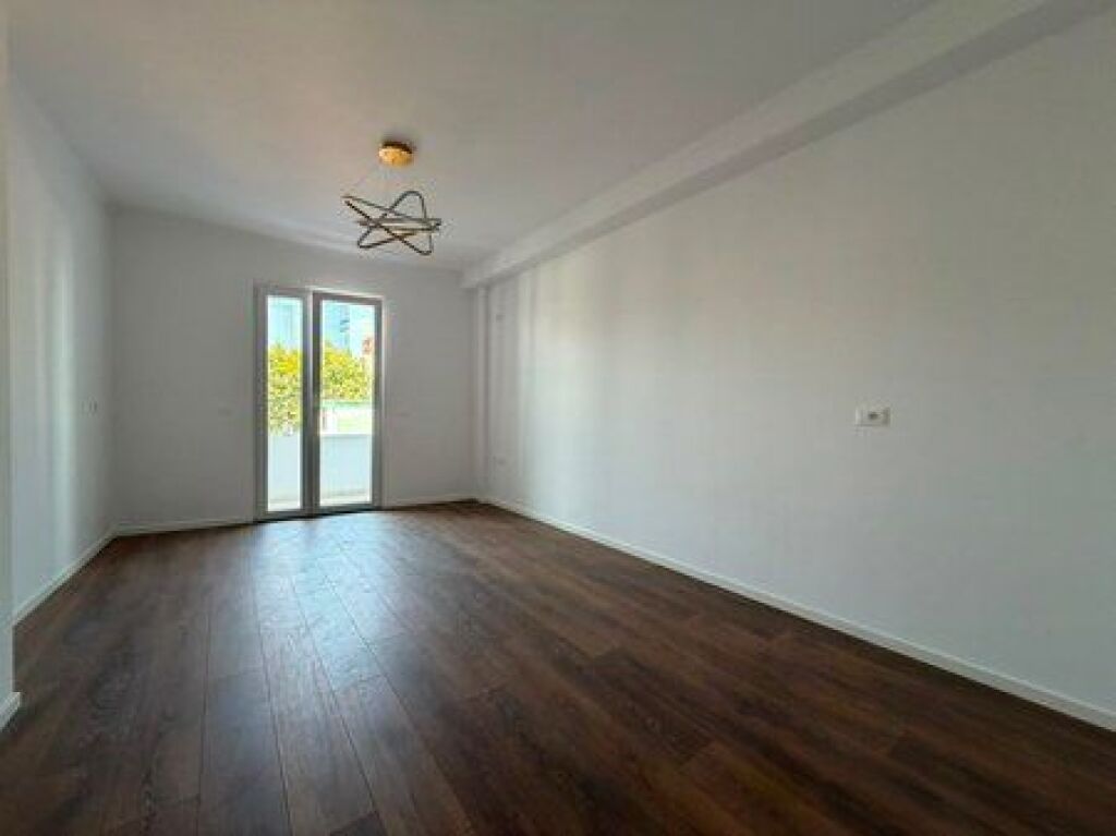 Shitet, Apartament 1+1, Rruga Dritan Hoxha, Tiranë.