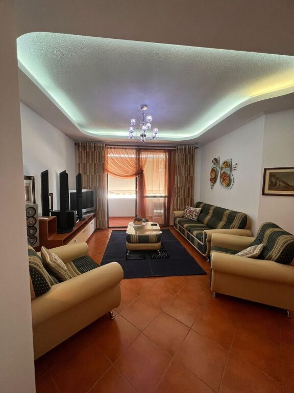 Jepet apartament 2+1+2 me qira tek 21 Dhjetori , Rruga e Kavajes , Rruga Myslym Shyri .