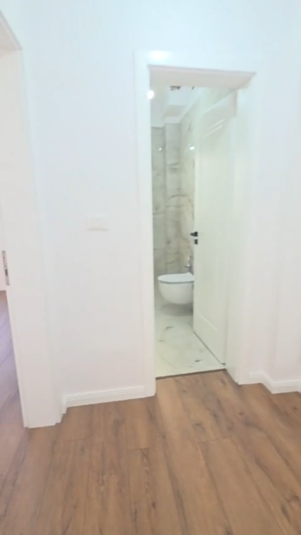 APPARTAMENTO 1+1 IN VENDITA – VIA THANAS ZIKO, VICINO ALLA SCUOLA ROSSA 🏡  ✨ Opportunità ideale per vivere o investire in una delle zone più richieste di Tirana!  📍 Posizione premium – Via Thanas Ziko, vicino alla Scuola Rossa !