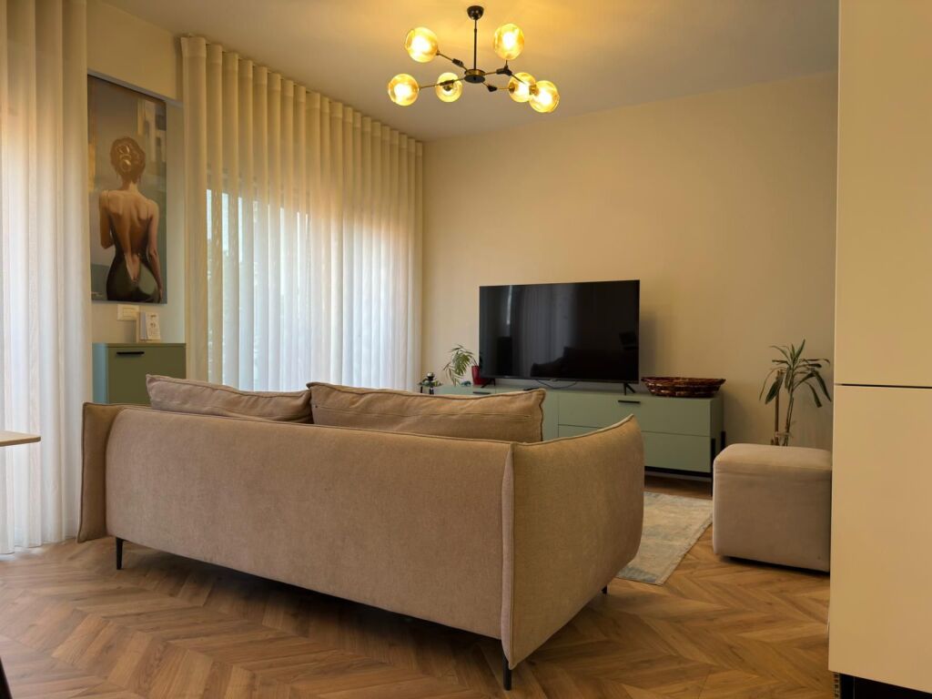 Shitet apartament 1+1 tek Rruga e Kavajes , prane Kishes Katolike , 21 Dhjetori .