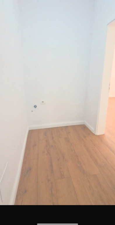 APPARTAMENTO 1+1 IN VENDITA – VIA THANAS ZIKO, VICINO ALLA SCUOLA ROSSA 🏡  ✨ Opportunità ideale per vivere o investire in una delle zone più richieste di Tirana!  📍 Posizione premium – Via Thanas Ziko, vicino alla Scuola Rossa !