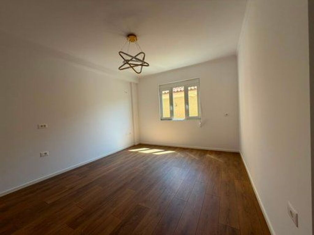 Shitet, Apartament 1+1, Rruga Dritan Hoxha, Tiranë.