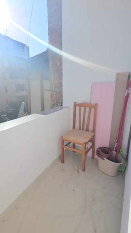 APPARTAMENTO 1+1 IN VENDITA – VIA THANAS ZIKO, VICINO ALLA SCUOLA ROSSA 🏡  ✨ Opportunità ideale per vivere o investire in una delle zone più richieste di Tirana!  📍 Posizione premium – Via Thanas Ziko, vicino alla Scuola Rossa !