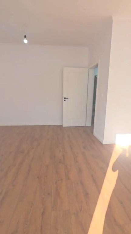 APPARTAMENTO 1+1 IN VENDITA – VIA THANAS ZIKO, VICINO ALLA SCUOLA ROSSA 🏡  ✨ Opportunità ideale per vivere o investire in una delle zone più richieste di Tirana!  📍 Posizione premium – Via Thanas Ziko, vicino alla Scuola Rossa !