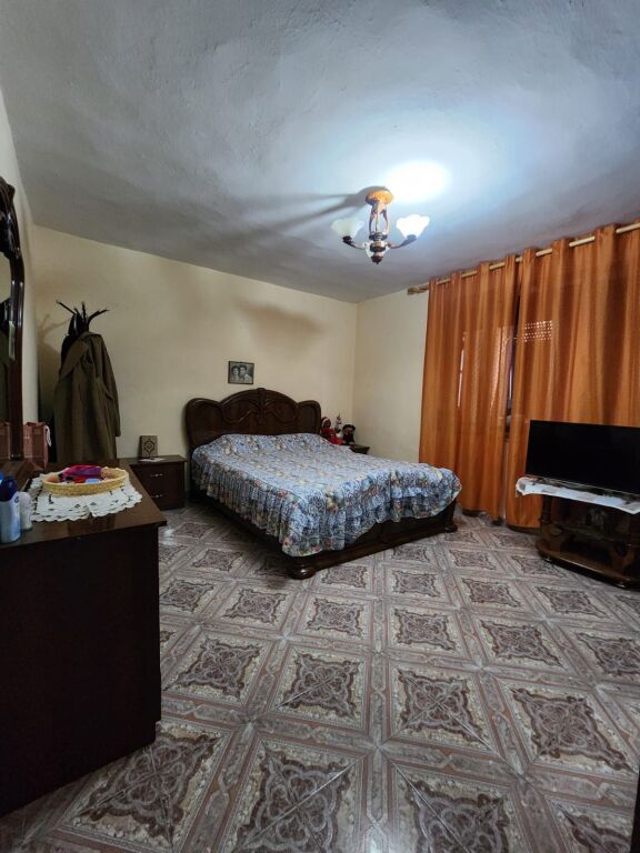 Shitet apartament 2+1 prane Gjimnazit Partizani!