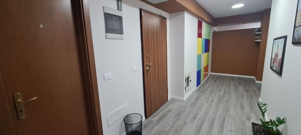 Ufficio di 200m² in affitto vicino a Petro Nini