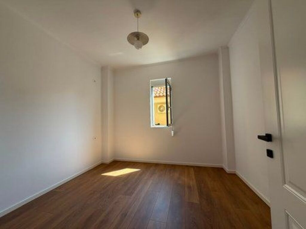 Shitet, Apartament 1+1, Rruga Dritan Hoxha, Tiranë.