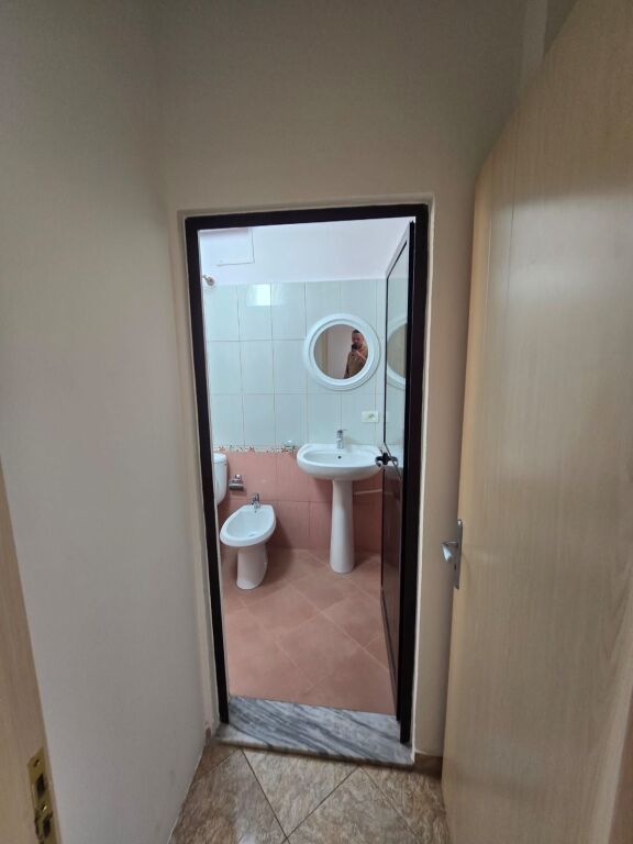 Apartament me qera 1+1 në qendër të Durrësit – Pranë Sheshit Pranvera
