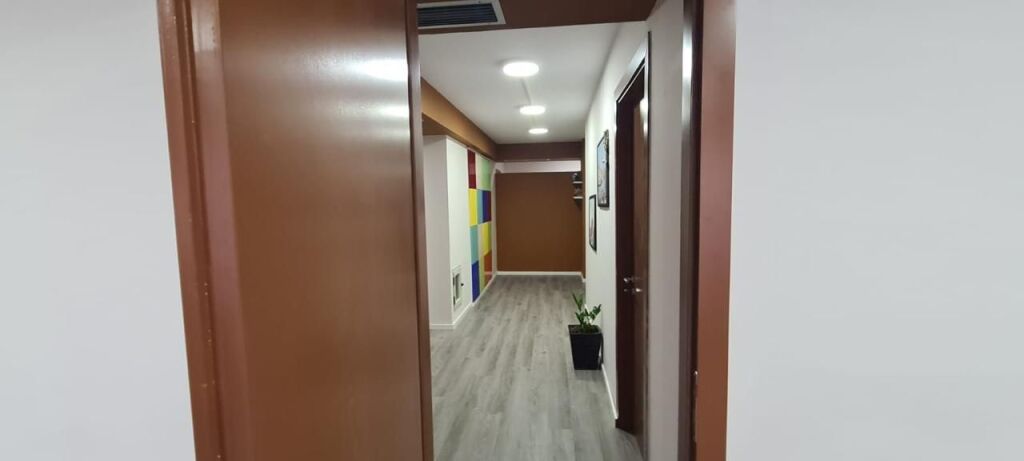 Ufficio di 200m² in affitto vicino a Petro Nini