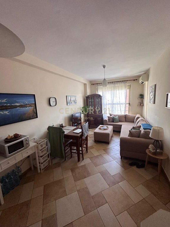 Alla Stazione Ferroviaria, Appartamento in Affitto – Balcone con Vista Panoramica sulla Città | Posizione Eccellente a Tirana