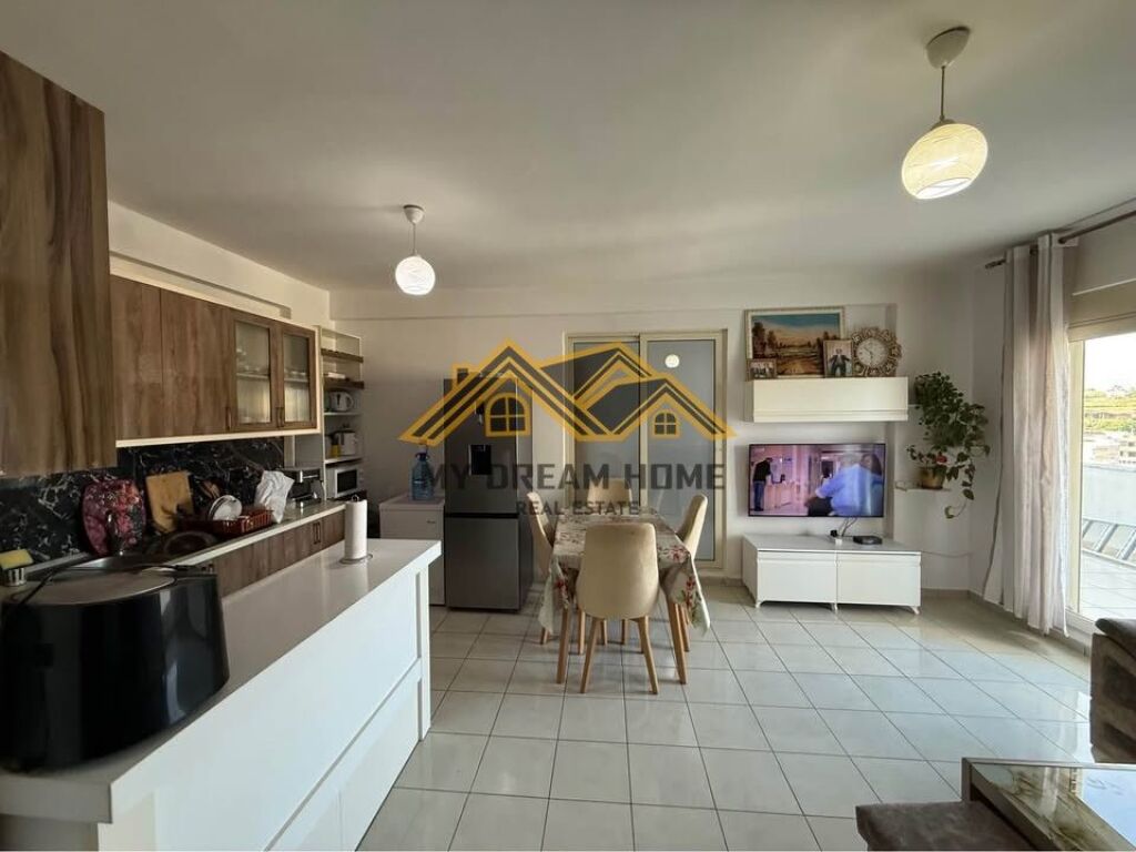 APARTAMENT 3+1+VERANDE ME PAMJE DETI NE PLAZH, PER SHITJE !