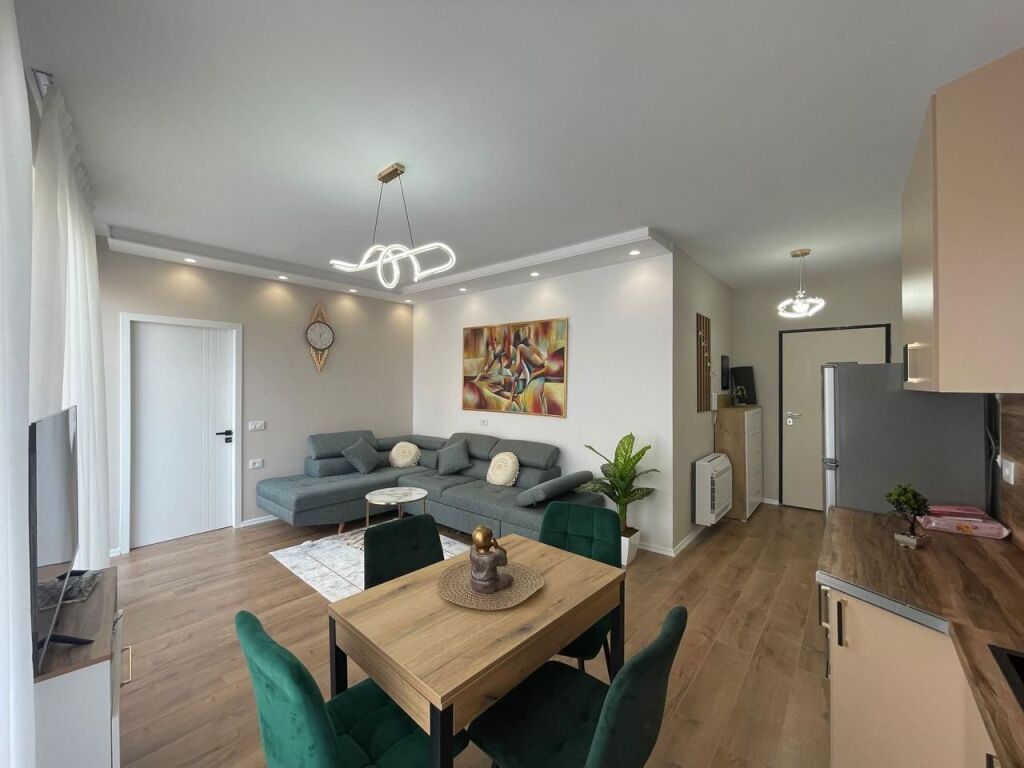 Apartament 2+1 per qira tek Rruga e Barrikadave.