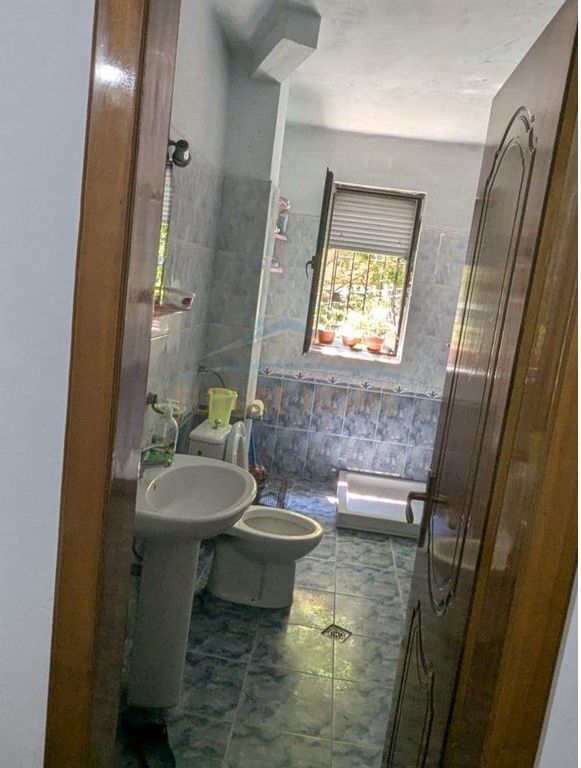 Shitet, Apartament 1+1, Ali Demi, Tiranë.