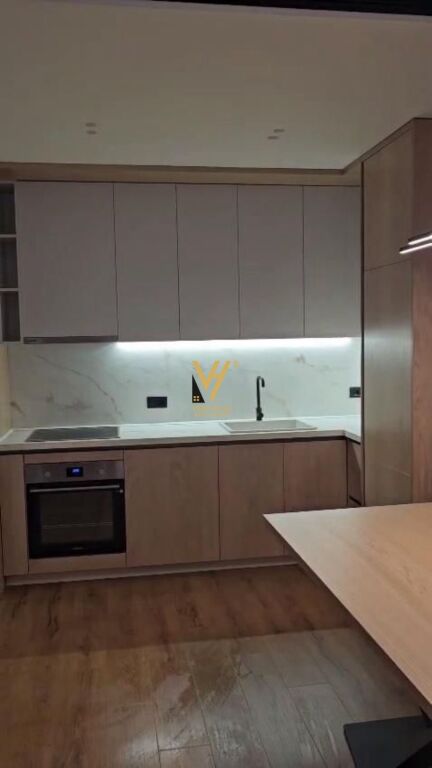 JEPET APARTAMENT 1+1 ME QERA TE GOLDEN TOWER, MINE PEZA 850 EURO