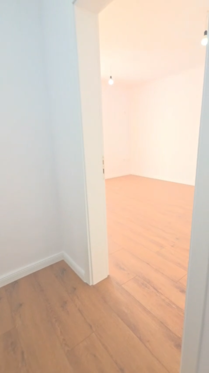 APPARTAMENTO 1+1 IN VENDITA – VIA THANAS ZIKO, VICINO ALLA SCUOLA ROSSA 🏡  ✨ Opportunità ideale per vivere o investire in una delle zone più richieste di Tirana!  📍 Posizione premium – Via Thanas Ziko, vicino alla Scuola Rossa !