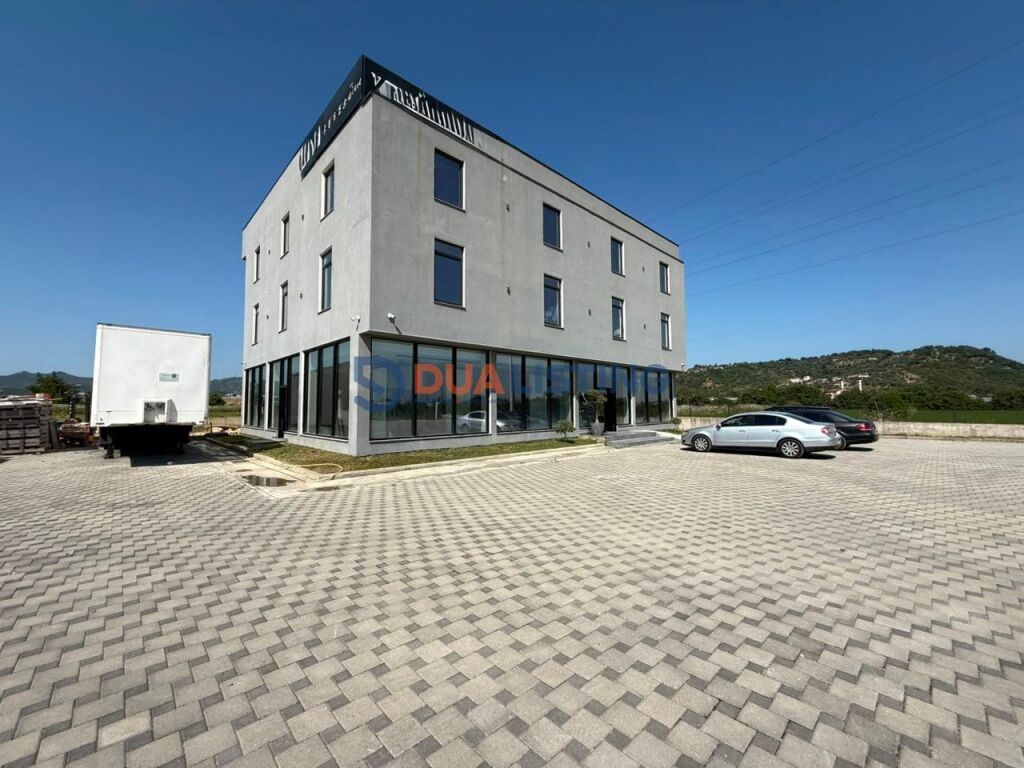 🏢 BUSINESS PROPERTY FOR SALE – SUPER INVESTMENT IN BERXULLË 📍 Berxullë – Rinas Highway 1,250 m² business property | 3,600 m² land | Direct access to the highway