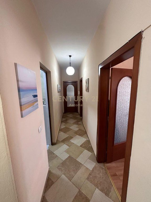 Alla Stazione Ferroviaria, Appartamento in Affitto – Balcone con Vista Panoramica sulla Città | Posizione Eccellente a Tirana