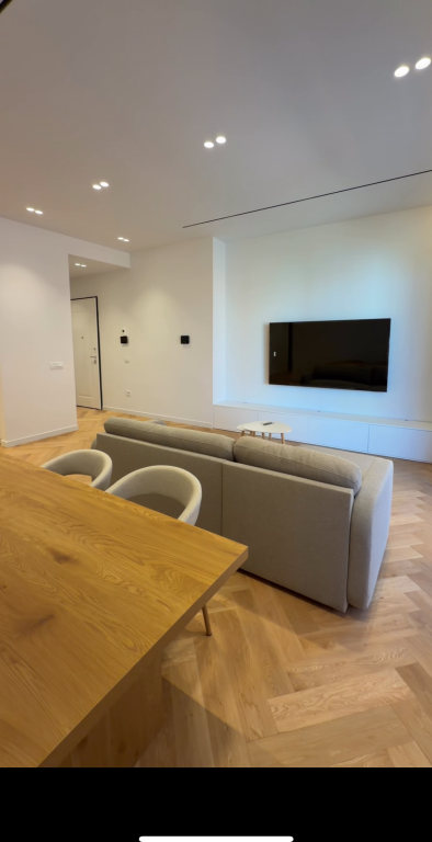 🏡 APARTAMENT 2+1 ME QIRA TE KOMPLEKSI DELIJORGJI  ·