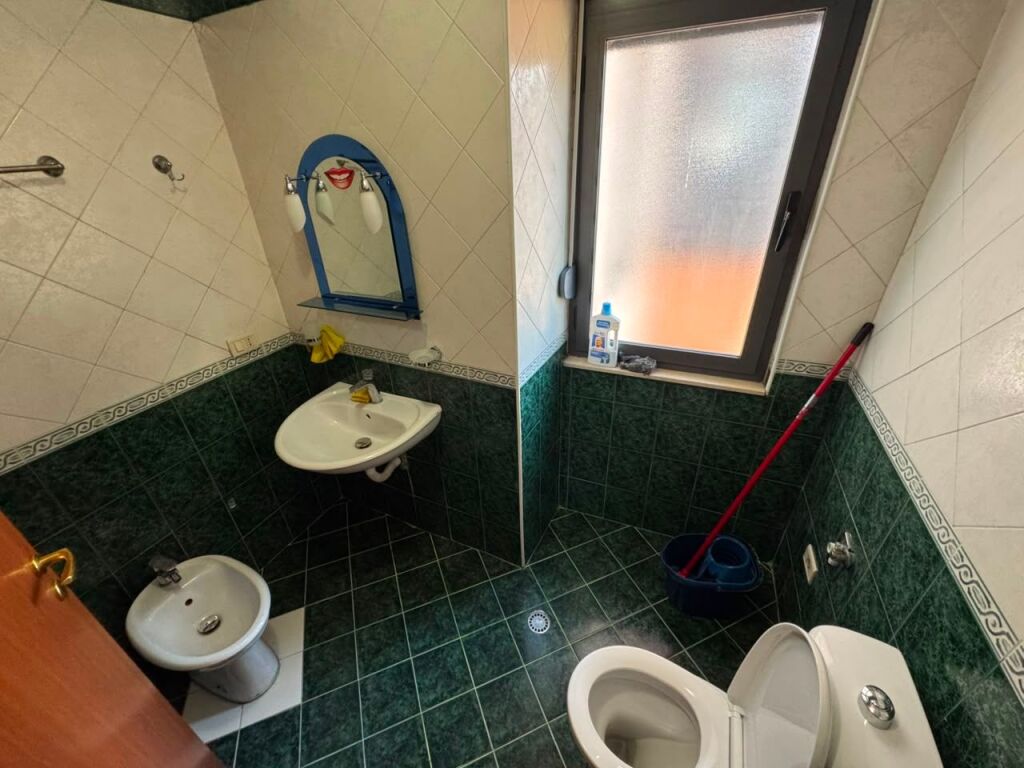 🏡 Appartamento 1+1 in Affitto  📍 Centro, Tirana – Vicino al Palazzina di 9 Piani💶 Prezzo: 45.000 Lek/Mese
