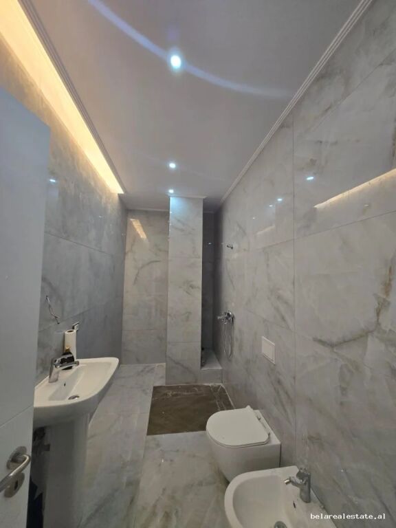 Zyre Me Qera 1+1 Tek Komuna e Parisit (ID BZ2809) Tirane