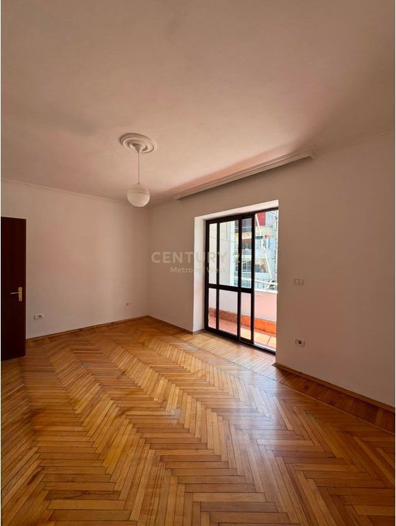 Ambient Zyrash për Qira në Myslym Shyr 800 € /Muaj
